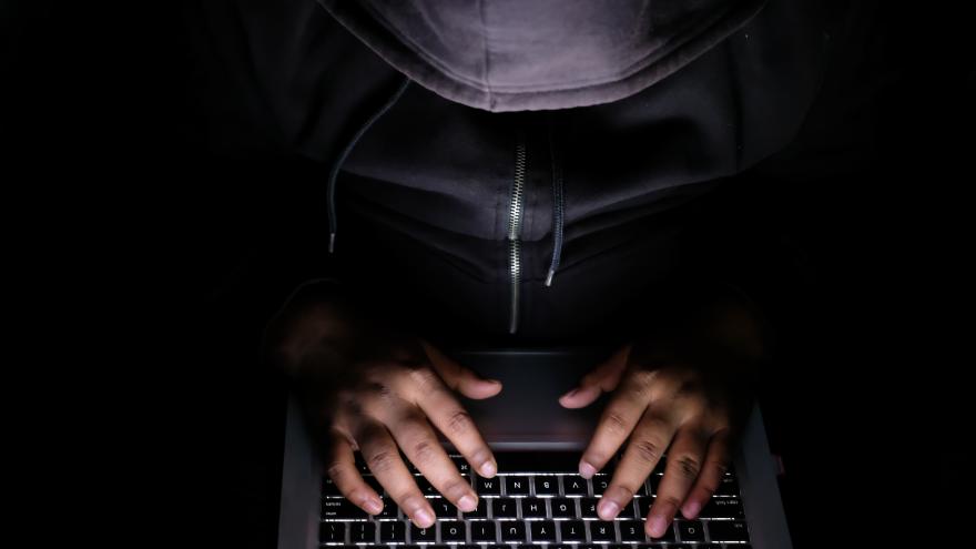 Ein Hacker sitzt an einem Laptop